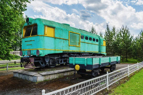 俄罗斯阿拉帕耶夫斯克 2017年6月15日 俄罗斯阿拉帕耶夫斯克 2017年6月15日 基座上的窄轨机车 169 安装在阿拉帕耶夫斯克窄轨铁路 0周年之际 俄罗斯 阿拉帕耶夫斯克 — 图库照片