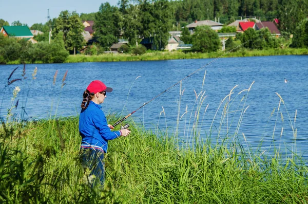 Donna Con Pesca Spinning Nel Lago Una Giornata Estiva — Foto Stock