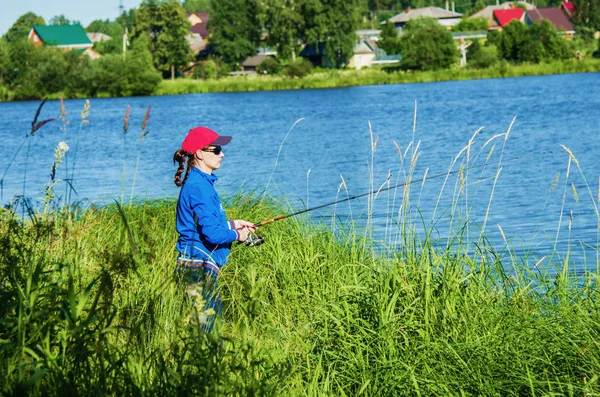 Mulher Com Spinning Pesca Lago Dia Verão — Fotografia de Stock