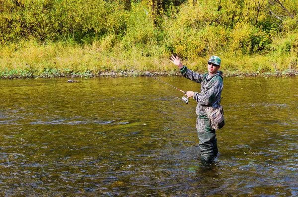 Höstens Fiske Liten Flod Fiskare Med Spinning Står Mitt Floden — Stockfoto