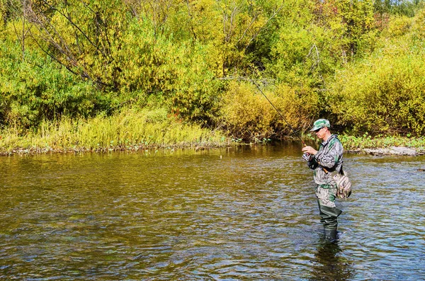 Jesiennych Połowów Małą Rzekę Rybak Przędzenia Stoi Środku Rzeki — Zdjęcie stockowe