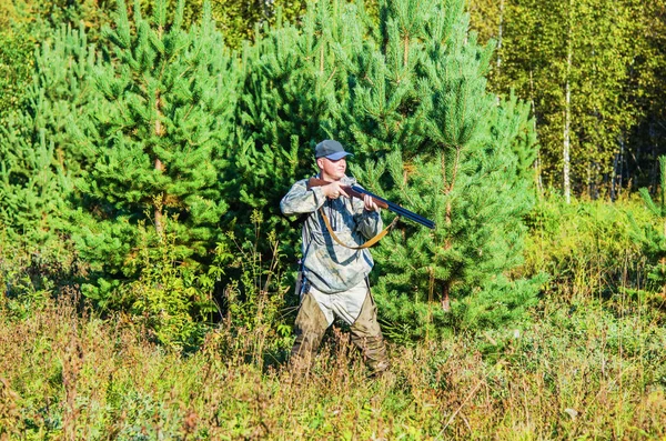 Hunter en el bosque de verano — Foto de Stock
