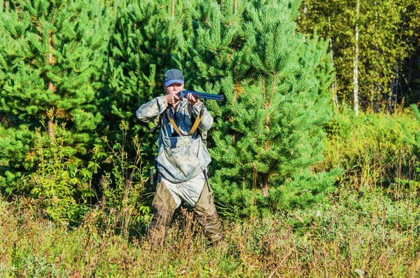 Lovec v letním lese — Stock fotografie