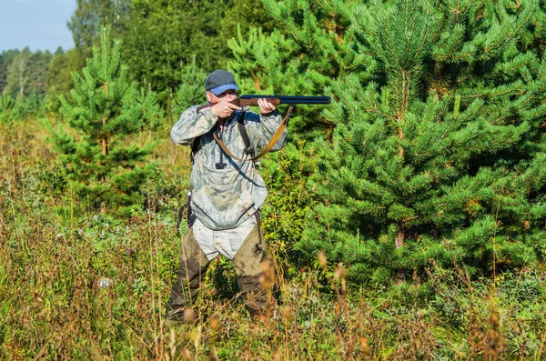 Hunter en el bosque de verano — Foto de Stock