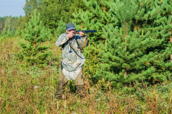 Hunter en el bosque de verano — Foto de Stock