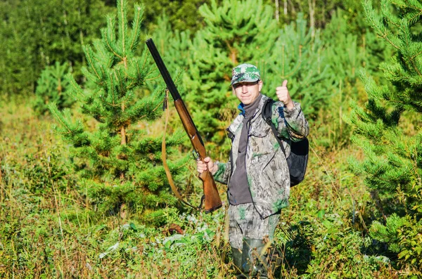 Boldog vadász egy pisztollyal — Stock Fotó