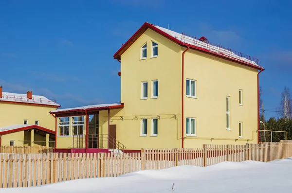 Nieuw huis met 3 verdiepingen — Stockfoto