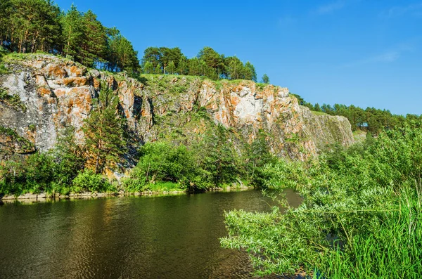 Rocky river bank — Stockfoto