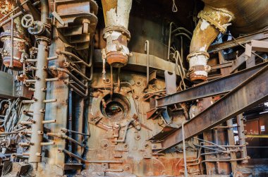NIZHNY TAGIL, RUSSIA - 21 AĞUSTOS 2016: Terk edilmiş bir fabrikadaki patlama fırınının alt kısmı. Madencilik üretim ekipmanları müzesi. Rusya, Ural, Nizhny Tagil