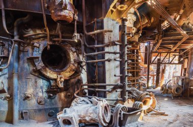 NIZHNY TAGIL, RUSSIA - 21 AĞUSTOS 2016: Terk edilmiş bir fabrikadaki patlama fırınının alt kısmı. Madencilik üretim ekipmanları müzesi. Rusya, Ural, Nizhny Tagil
