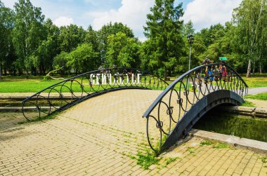 BERYOZOVSKY, SVERDLOVSK OBLAST, RUSSIA - 20 Temmuz 2019: Berezovka nehri üzerindeki köprü, tarihi meydan