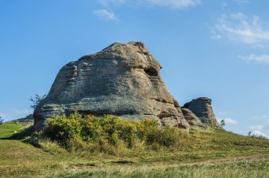 Açık bir yaz gününde Büyük Allaki Gölü kıyısında kayalar. - Rusya. Ural. Chelyabinsk bölgesi.