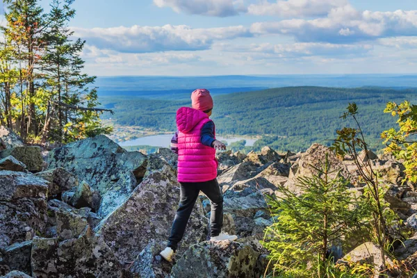 Mała Dziewczynka Biegnie Skałach Szczycie Góry Letni Dzień Rosja Ural — Zdjęcie stockowe