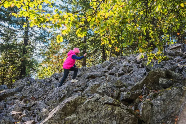 Ein Kleines Mädchen Klettert Einem Sommertag Einen Felsigen Berghang Hinauf — Stockfoto