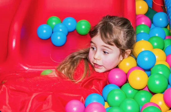 Una Niña Pequeña Juega Piscina Seca — Foto de Stock