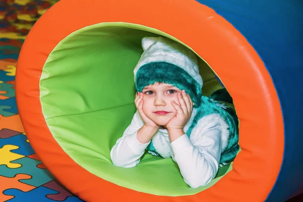 Ten Kluk Baví Dětském Pokoji Ležel Podlaze Díval Kameru — Stock fotografie