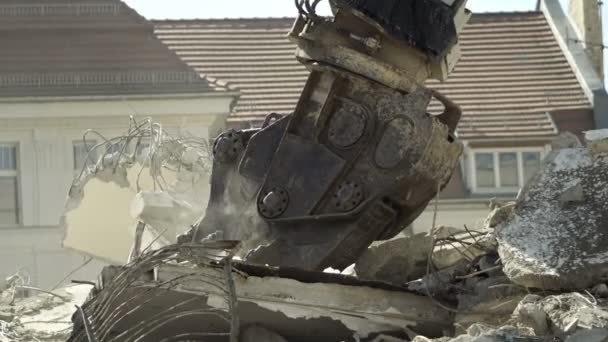 Close Tracking Shot Industrial Hydraulic Demolition Claw Demolishing Old Concrete — Stock Video