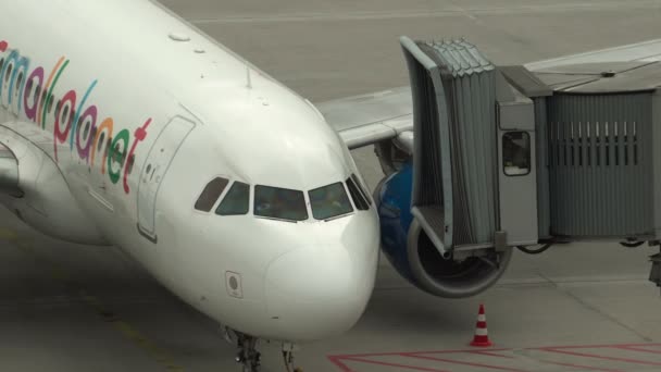 Schkeuditz Alemanha Maio 2018 Avião Small Planet Airlines Halle Aeroporto — Vídeo de Stock