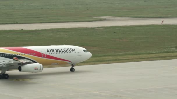 シュクロイディッツ ドイツ 2018 の空気ベルギー航空の飛行機シュクロイディッツ ドイツのライプチヒ空港タクシー次フライト離陸のため滑走路へ — ストック動画