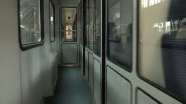 El Pov raylı araba iç bir yolcu treni kapalı kabinleri ile yolcular için yürüyüş.