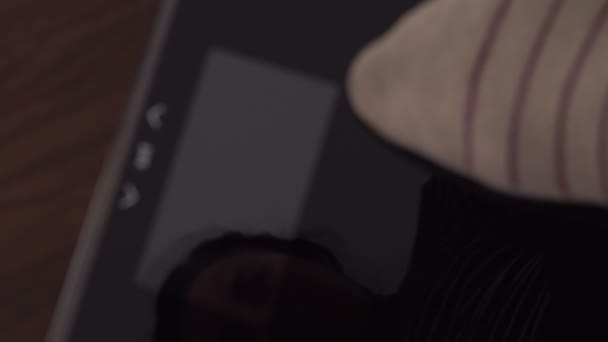 Reflet d'une femme d'âge moyen malheureuse et déçue qui monte sur une balance pour se peser et découvrir son poids corporel et sa santé physique .