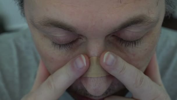 Wysoki Kąt Zbliżenie Strzał Człowieka Wciskając Listwie Nosa Całej Jego — Wideo stockowe