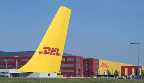 シュクロイディッツ ドイツ 2017 Dhl 宅配便前にパッケージの分別施設工業団地の位置を示すサインから建物の広い概観ショット — ストック写真