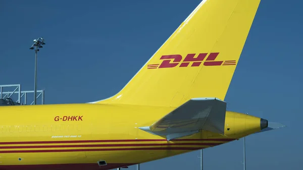 Schkeuditz, Almanya - 29 Eylül 2017: Eğer Dhl logoda Leipzig Almanya yakınındaki tesis sıralama Dhl paket yönü ile bir kargo kuyruğunun uçak atış yakından.