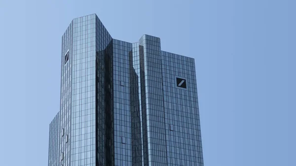 Frankfurt, Almanya - 10 Mayıs 2017: Deutsche Bank kuleleri ile global finansal hizmetler şirket logo üstünde belgili tanımlık tepe.
