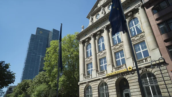 Frankfurt, Almanya - 10 Mayıs 2017: Açık giriş işareti Almanya'nın en büyük ikinci Bankası logosuna da Gallileo Kulesi içinde belgili tanımlık geçmiş olan bir Frankfurt Commerzbank şube konumu.