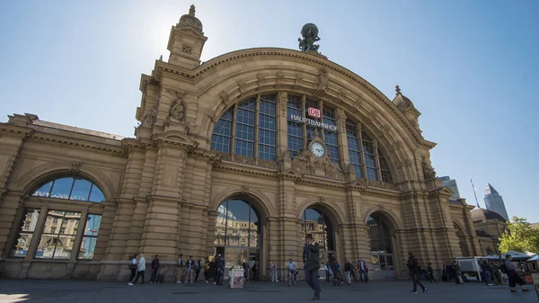 Frankfurt, Almanya - 10 Mayıs 2017: Açık açık giriş atış geldi ve ana tren istasyonuna veya Hauptbahnhof Frankfurt Almanya önünde gidiyor yolcuları.