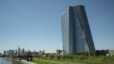 Frankfurt, Almanya - 10 Mayıs 2017: Frankfurt Almanya şehir merkezinde çekirdek Avrupa Orta Avrupa ve avro bölgesi için para politikası yaptığın yer Bankası ana kule bina ile arka plan.