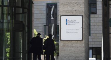 Frankfurt, Almanya - 10 Mayıs 2017: İşaret ve ön girişinde Almanya Frankfurt Almanya'da Deutsche Bundesbank Merkez Bankası Bölge Müdürlüğü Şubesi.