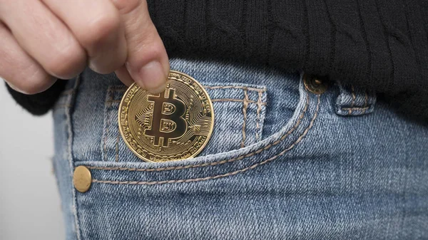 Primer Plano Una Mujer Poniendo Una Moneda Criptomoneda Bitcoin Bolsillo —  Fotos de Stock