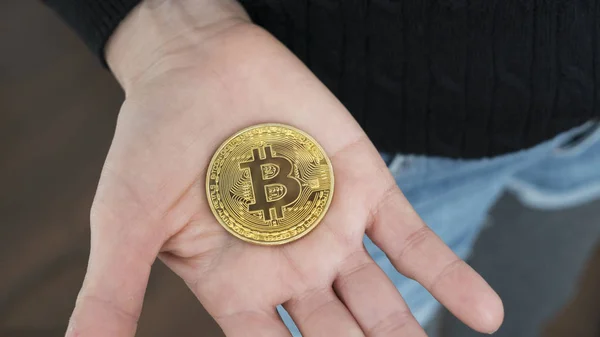 Close Tiro Uma Mulher Com Uma Moeda Criptomoeda Bitcoin Sua — Fotografia de Stock