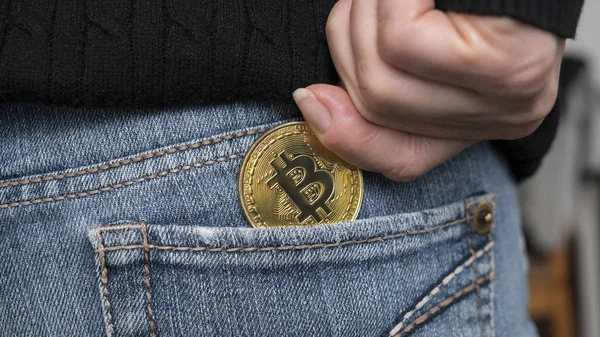 Primer Plano Una Mujer Tomando Una Moneda Criptomoneda Bitcoin Bolsillo Fotos de stock libres de derechos