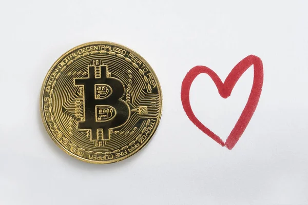 Bitcoin Btc Moeda Criptomoeda Fundo Branco Com Coração Vermelho Desenhado — Fotografia de Stock