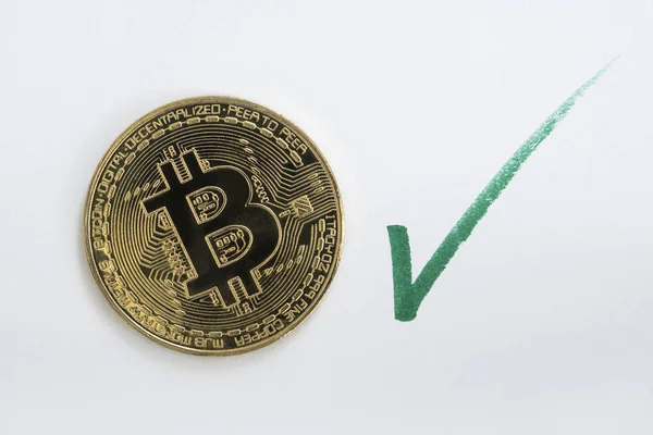 Yeşil onay işareti Bitcoin Btc cryptocurrency sikke üzerinde beyaz bir arka plan bir el ile çizilmiş.
