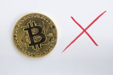 Bitcoin Btc cryptocurrency sikke elle çizilmiş kırmızı x işareti bulunan beyaz bir arka plan üzerinde.