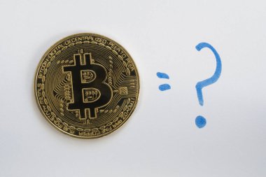 Mavi soru işareti Bitcoin Btc cryptocurrency sikke üzerinde beyaz bir arka plan bir el ile çizilmiş.