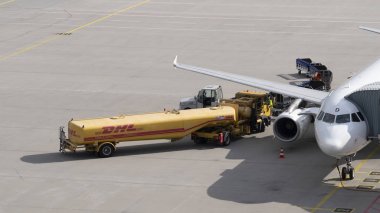  Dhl jet yakıt tankeri yolcu jeti üzerine yakıt yükler