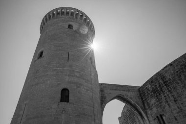 Eski müstahkem kale yüksek Palma Mayorka yukarıda siyah beyaz doğal güneş güneş patlaması İspanya ile