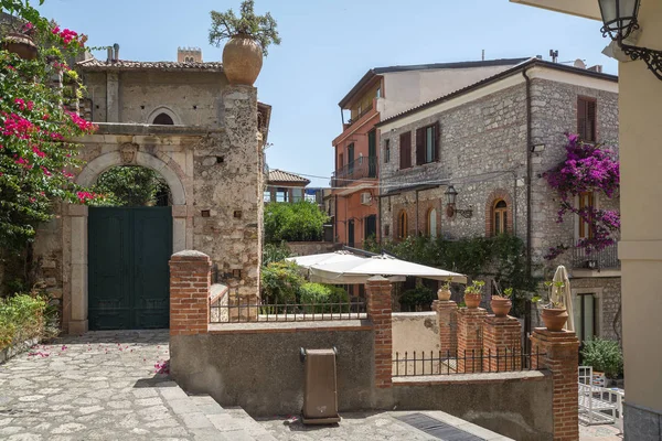 Taormina Sicilya İtalya bir yan sokakta