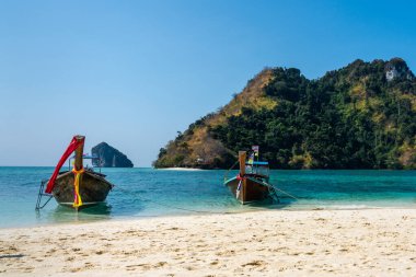 Krabi Tayland 'da Koh Poda açıklarında üç uzun kuyruk teknesi.