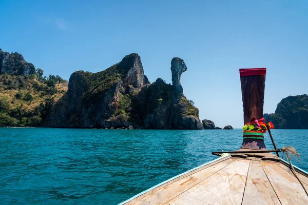 Tayland 'da Ko Kai Tavuk Adası. Uzun kuyruklu tekneden.