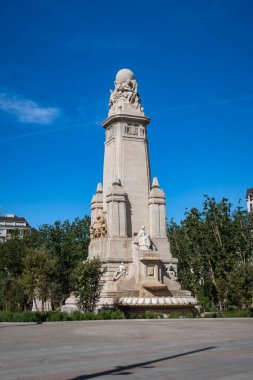 İspanyol romancı, şair ve oyun yazarı Miguel de Cervantes Saavedra 'ya adanmış İspanyol Plaza de Espana' da Don Kişot 'un bronz bir heykeli yer alıyor.