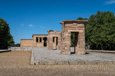 Madrid, Parque del Oeste 'deki Templo de Debod' un geçmişi 2,200 yıl öncesine dayanıyor. 1968 'de Mısır hükümeti tarafından blok blok gönderildi.