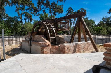 Madrid 'deki El Retiro Parkı' ndaki Tahta Su Değirmeni İspanya