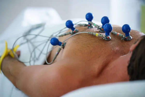 Man Bij Cardiovasculaire Controle Kliniek — Stockfoto