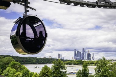 Moskova Uluslararası İş Merkezi ve Sparrow tepelerde teleferik manzara